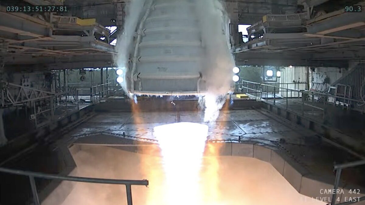 NASA完成RS-25火箭发动机全长热火测试 - EVLIT