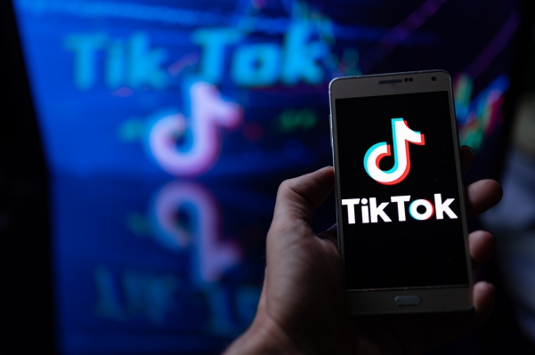 TikTok 推出新功能，允许创作者设置付费墙，用户支付后才查看他们的内容 - EVLIT