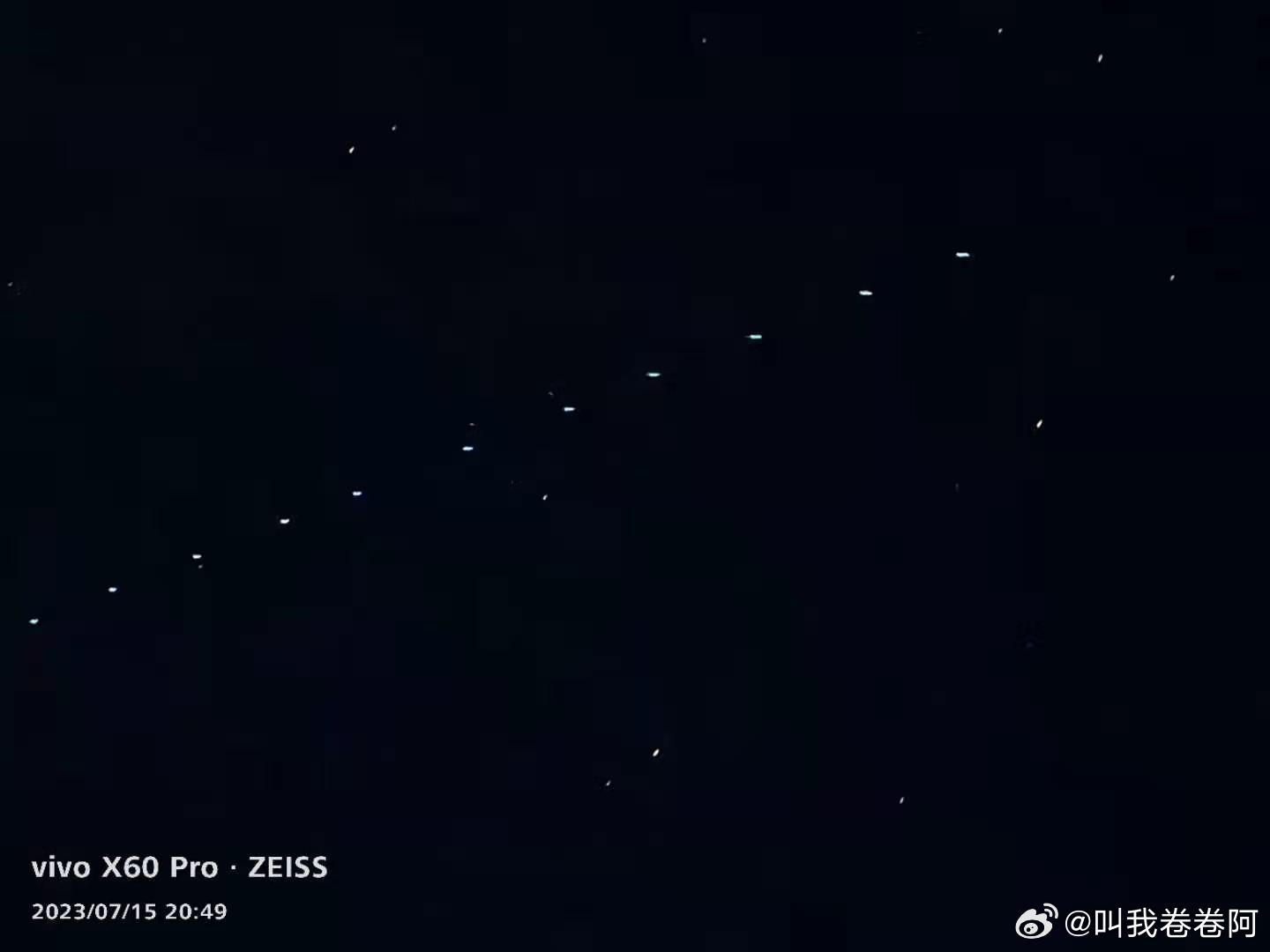 图片[2] - 杭州上空疑似出现马斯克的星链卫星：22个亮点连成一线 - EVLIT